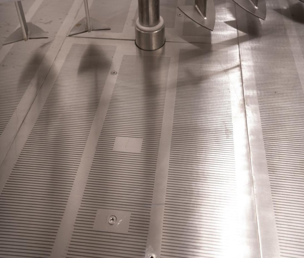 啤酒过滤罐内的滤板被耕刀刮起是怎么回事？